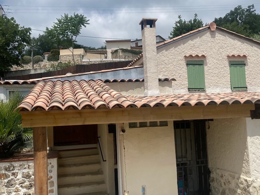 Maison de village en pierre avec avant-toit en tuiles, bâti typique de Levens