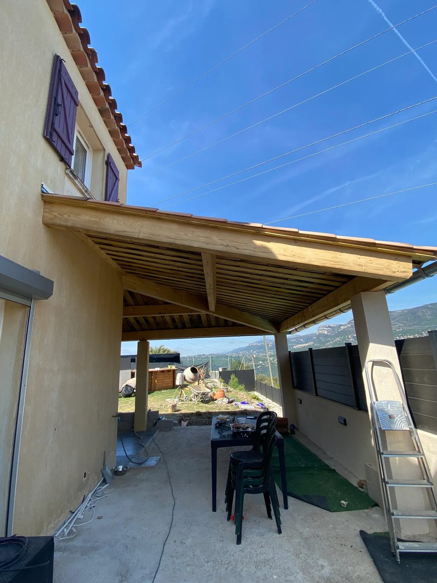Charpente bois neuve en cours de montage sur une extension à Levens