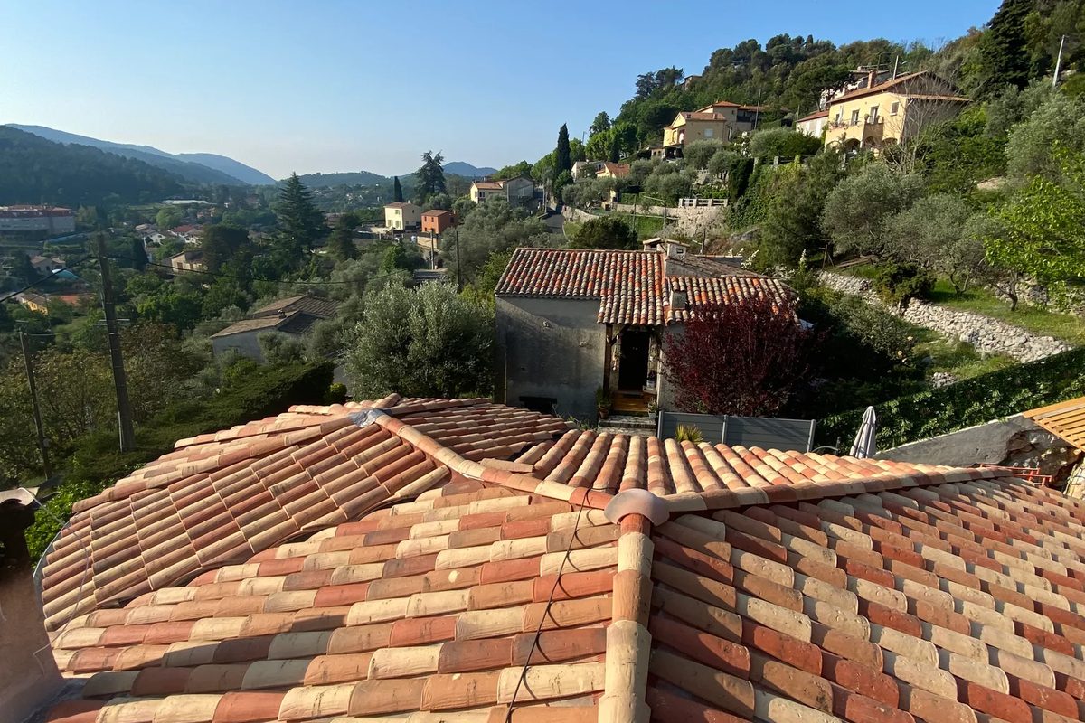 Versant de toiture porté par sa charpente sur une maison de l'arrière-pays niçois