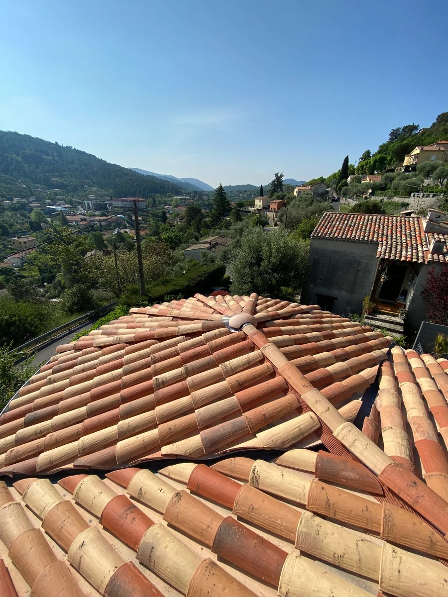 Chantier de toiture RF Toiture surplombant les collines autour de Levens
