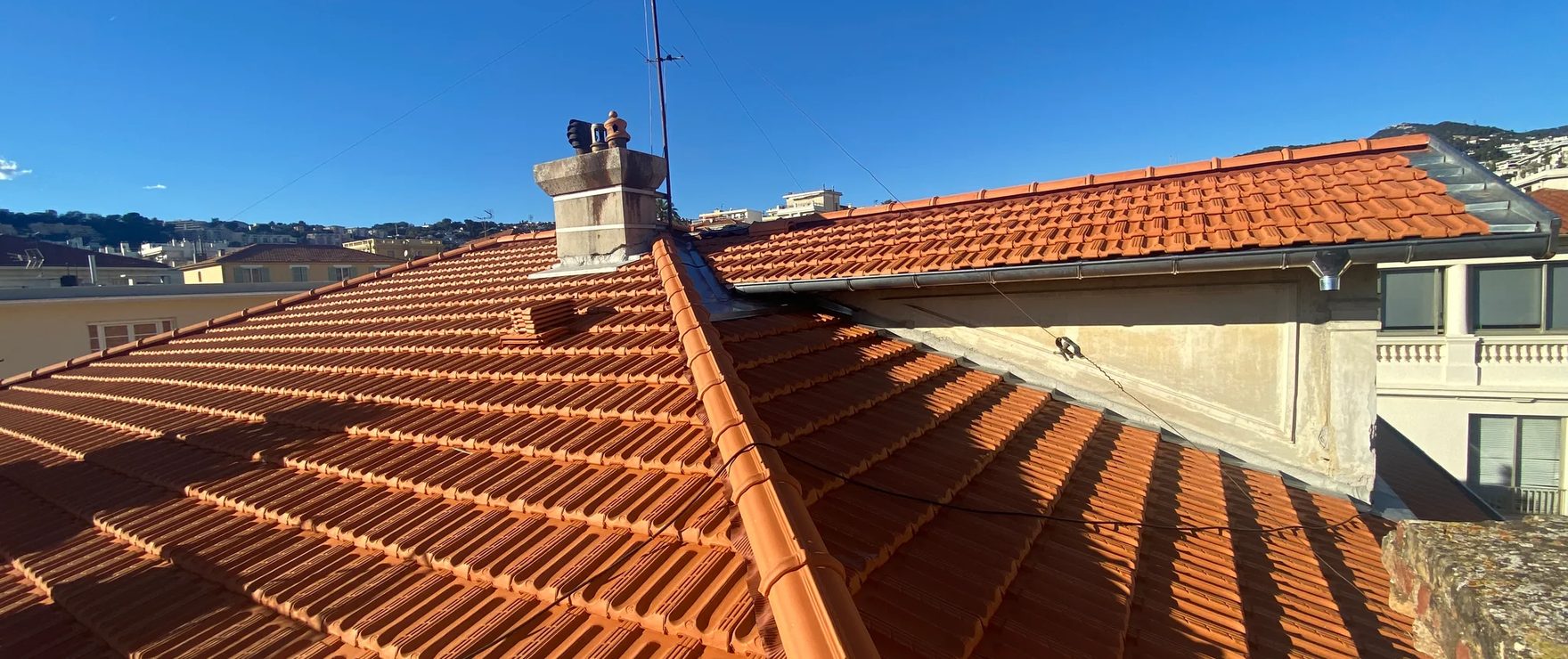 Toiture neuve et souche de cheminée reprises par RF Toiture à Levens