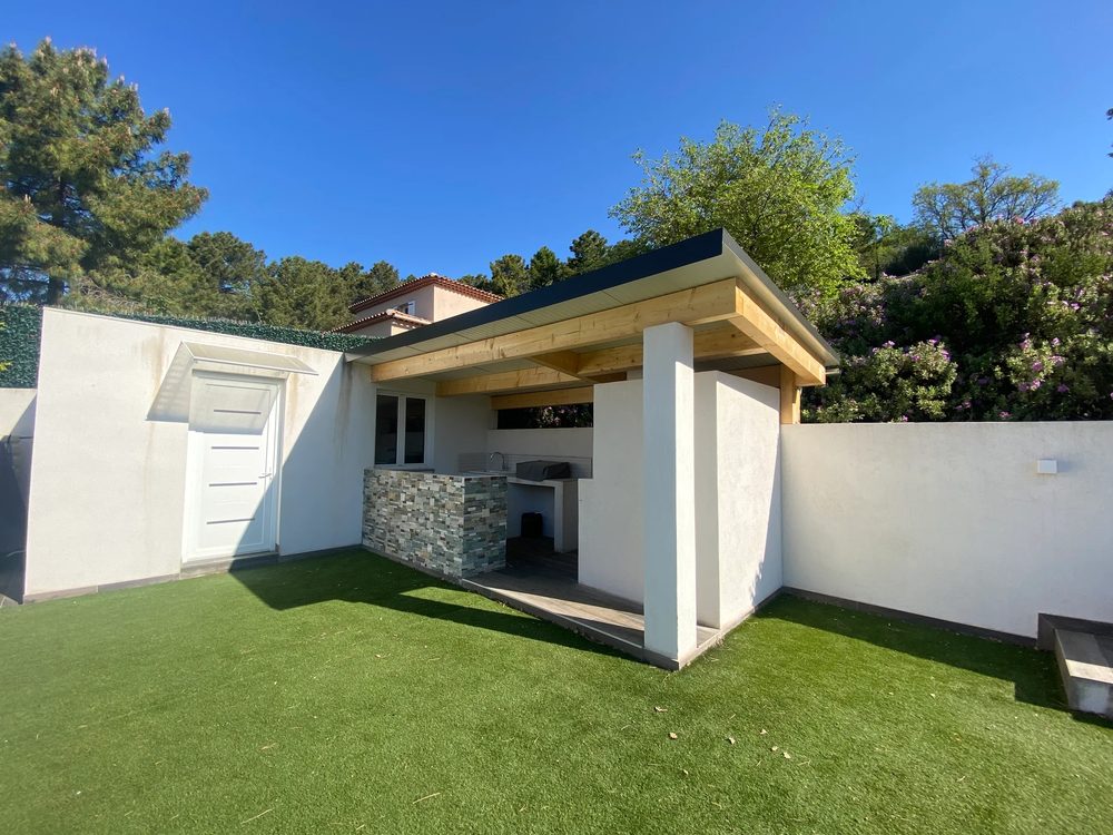 Annexe de jardin couverte d'une toiture légère, réalisation RF Toiture