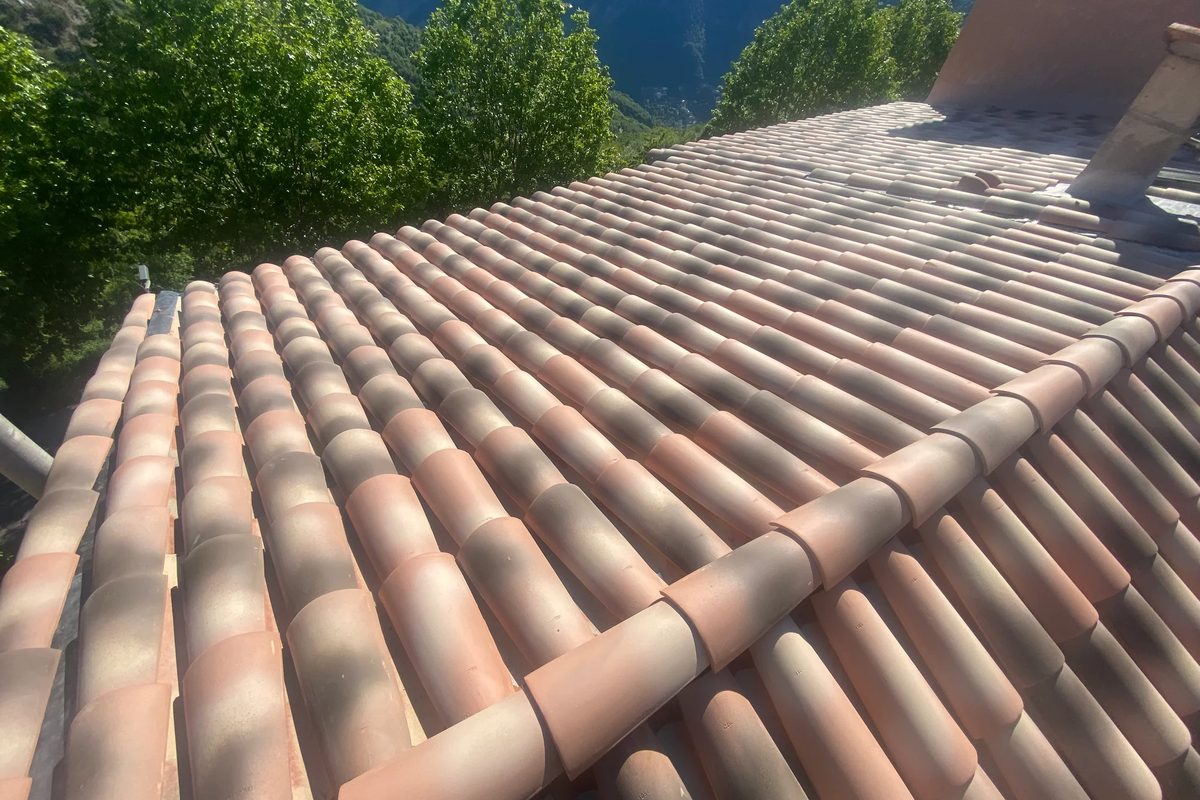 Versant de toiture en tuiles canal reposant sur son voligeage, chantier de couverture RF Toiture