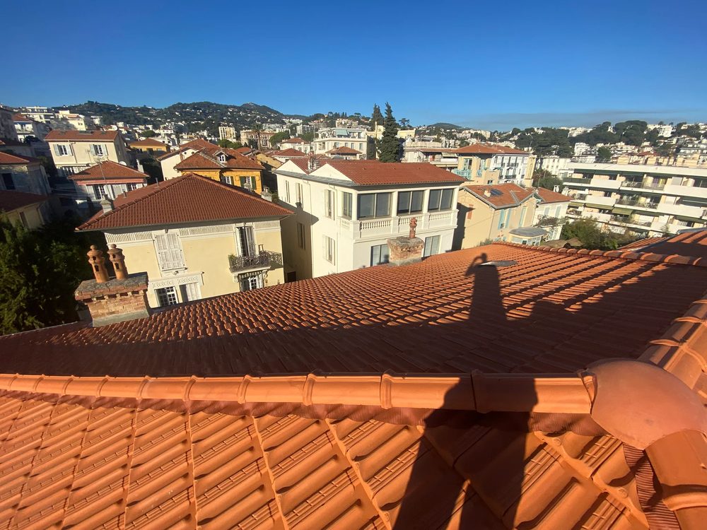 Couverture en tuiles à emboîtement neuves sur une maison de l'arrière-pays niçois