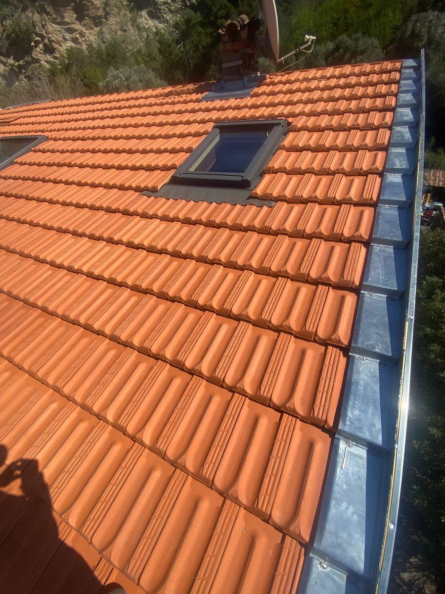 Versant de toiture en tuiles canal avec fenêtre de toit, chantier RF Toiture