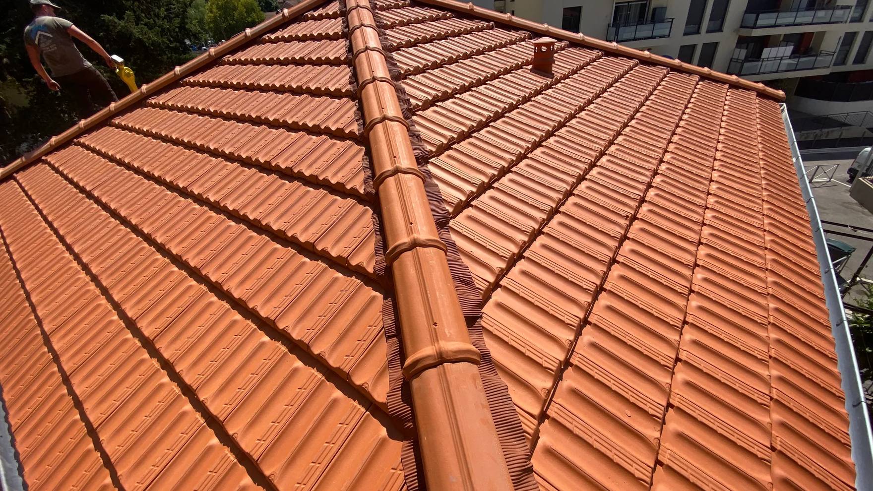 Toiture en tuiles canal refaite par RF Toiture sur une maison de Levens