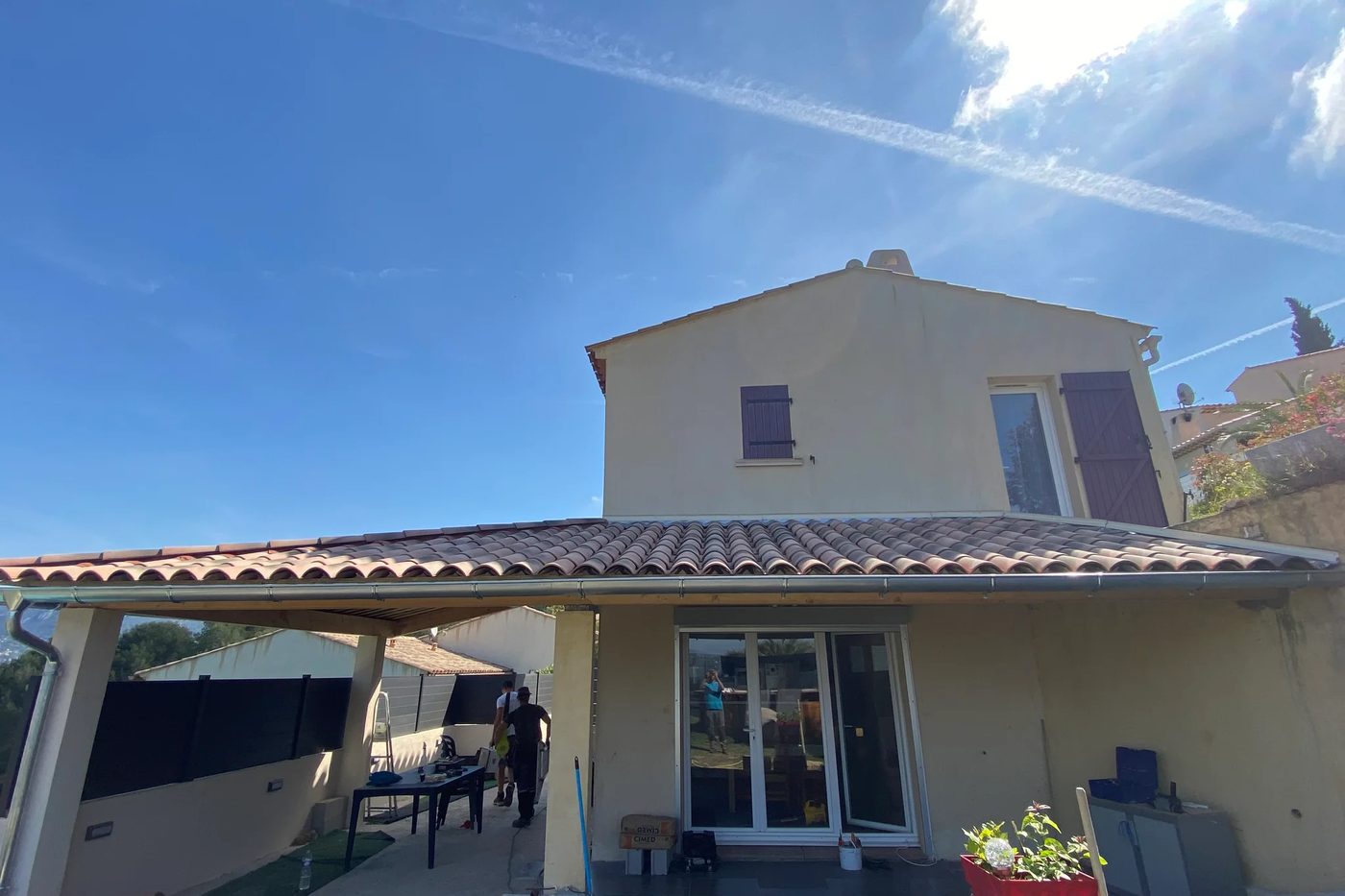 Maison de Levens avec sa toiture et son abri de terrasse réalisés par RF Toiture