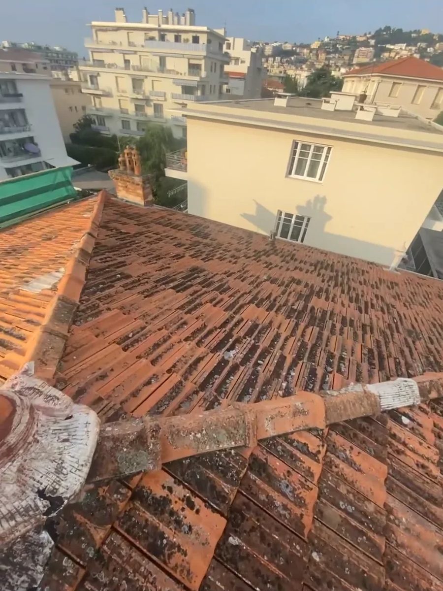 Faîtage et versants d'une toiture sous laquelle se trouvent des combles perdus