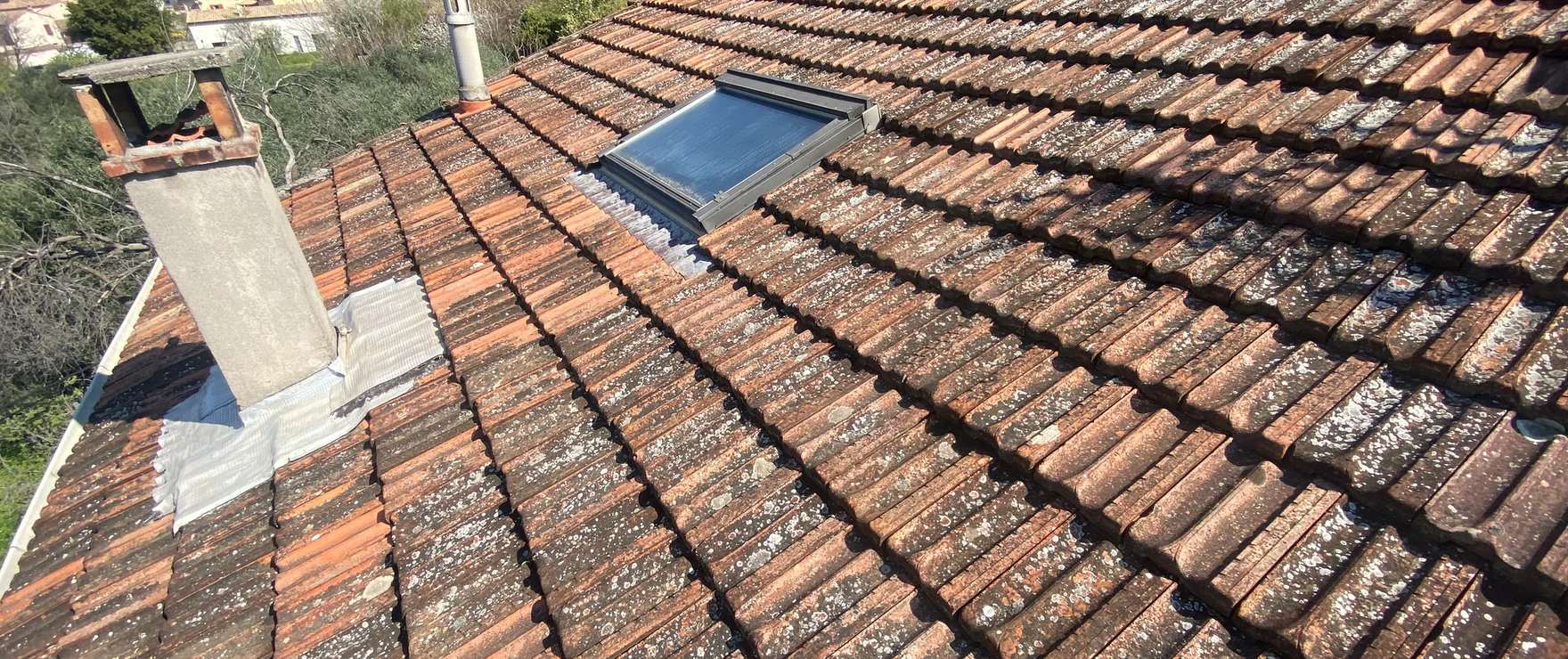 Toiture équipée d'une fenêtre de toit, versant traité par RF Toiture à Levens