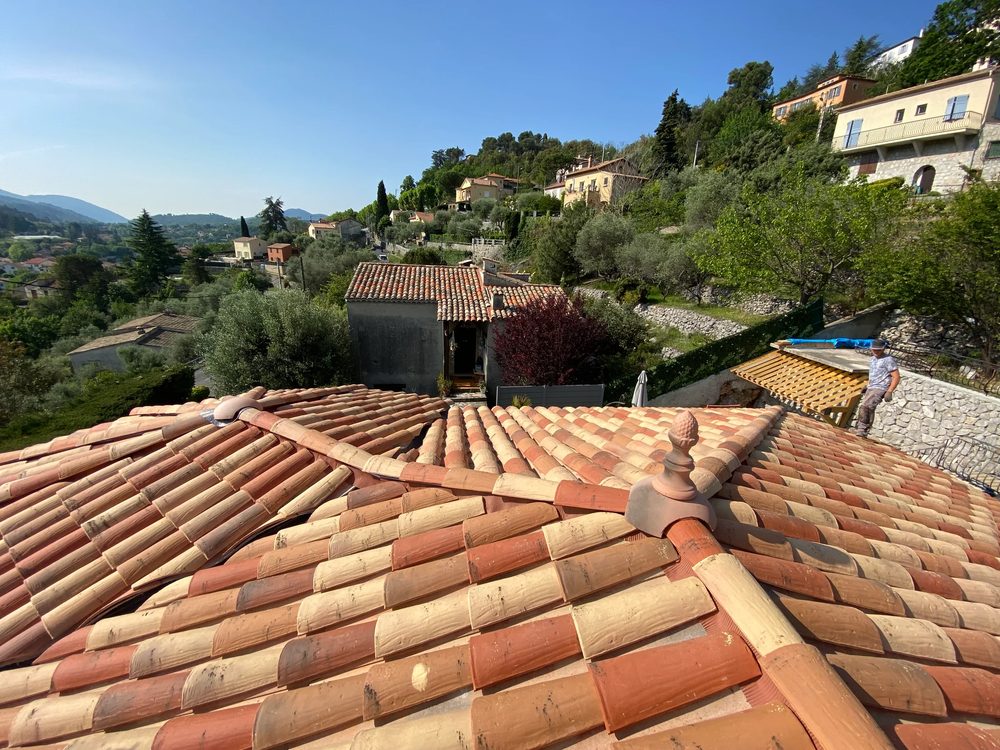Versants de toiture refaits sur une maison de l'arrière-pays niçois, isolation par l'extérieur possible