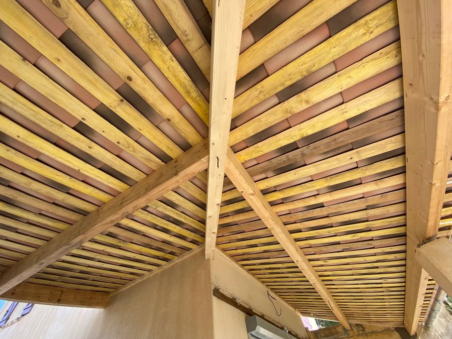 Charpente bois neuve avec chevrons et voligeage réalisée par RF Toiture