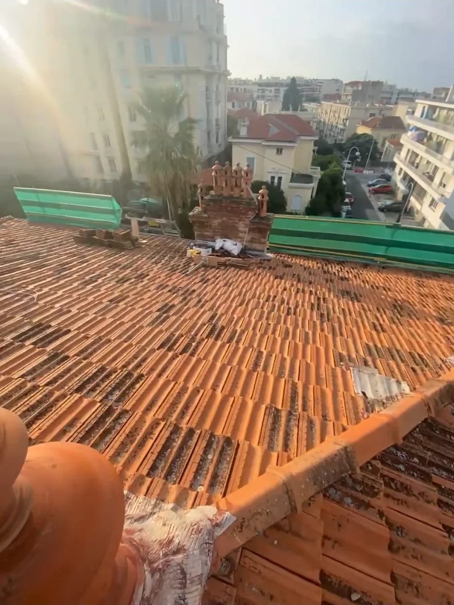Couverture en cours de dépose sur une toiture ancienne, chantier de rénovation RF Toiture